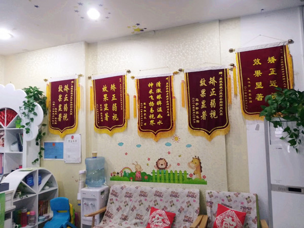 开云电子官方网站四月天店内墙上悬挂着客户赠送的锦旗